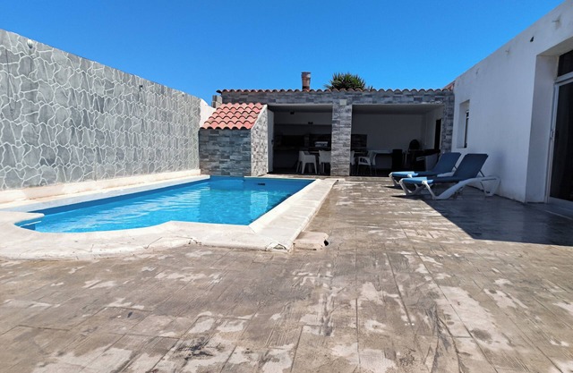 Turisblo villa with pool, 3 large bedrooms, large dining room, kitchen and bathroom.
