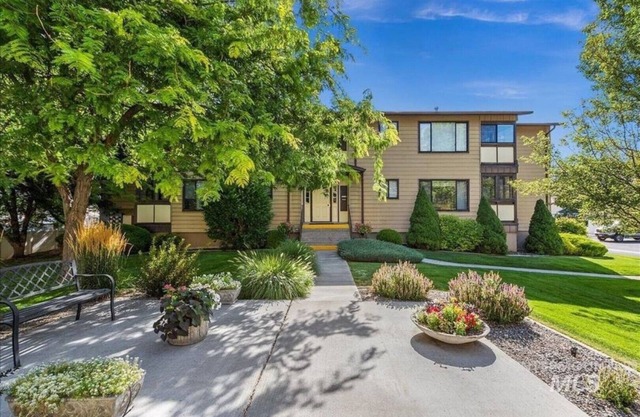 TURNKEY EXECUTIVE CONDO - FOR LEASE 1-12 months 2,600 mo.
