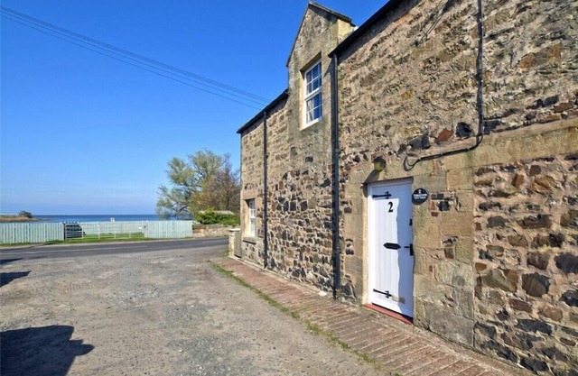 TURNSTONE COTTAGE, pet friendly, with open fire in Bamburgh