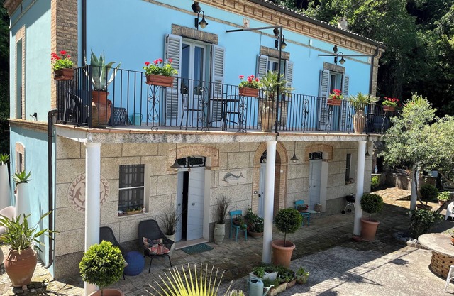 Türkisfarbene Villa am Meer