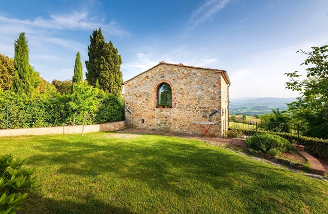 TUSCAN COTTAGE WITH PRIVATE GARDEN AND PANORAMIC POOL. 1 KM WALK TO THE VILLAGE.