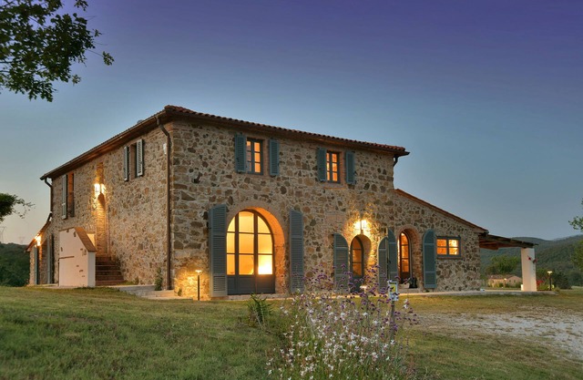 Tuscan farmhouse with swimming pool