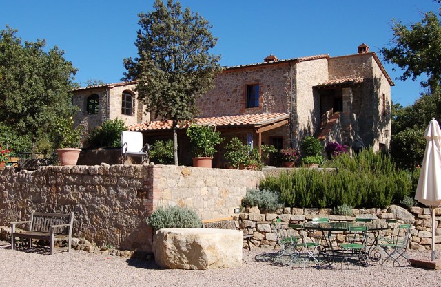 Tuscan podere, main house, pool, dogs welcome,