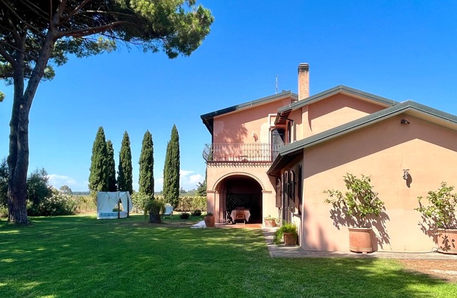 Tuscan Villa 5mins from beach, sleeps 8, ev point