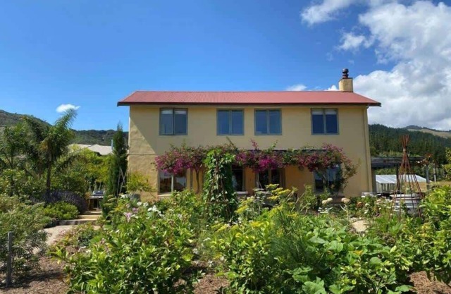 Tuscan Villa with Sea Views in Golden Bay