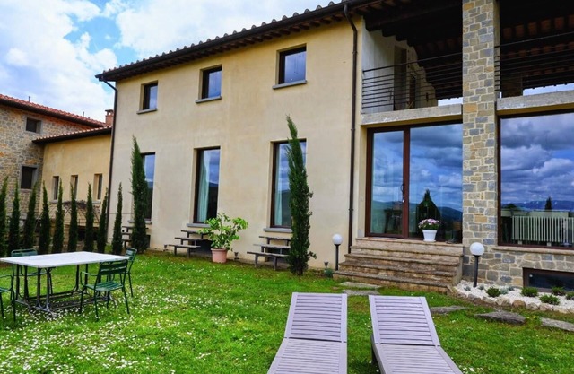 TUSCANY DETACHED HOUSE INCREDIBLE PANORAMA, LARGE GARDEN 5 MIN FROM AREZZO