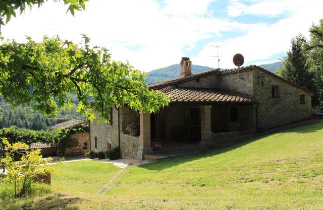 TOSKANISCHES HAUS IN POPPI (CASENTINO) MIT SCHWIMMBAD