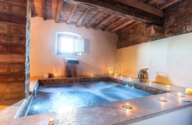 Luxury 9 bed Tuscany villa with pool and spa