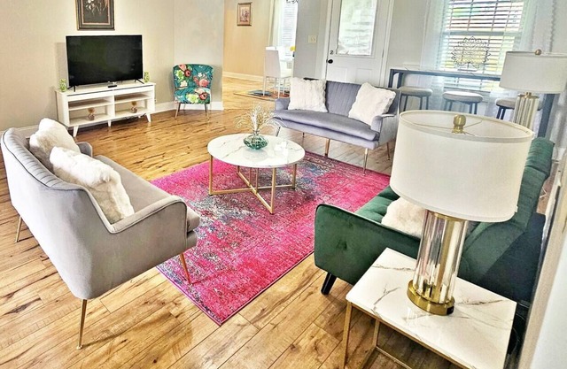 Tv in all Rooms| King Suite|Workspace| Near RAFB