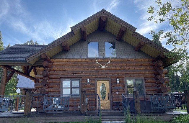 Tweek's Cabin- luxury cabin with yard, fire pit, and hot tub!!!