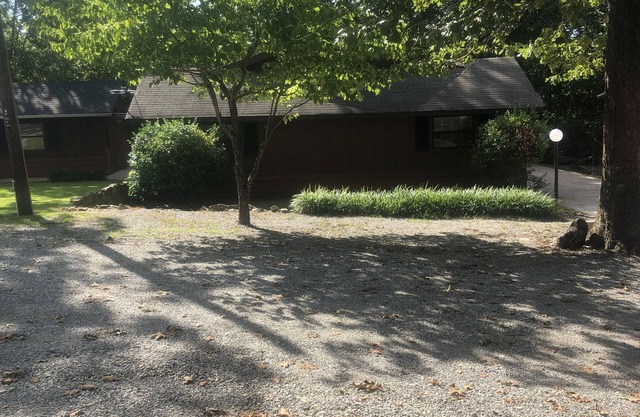 Twelve Oaks Resort - 1/4 mile from Lake Norfork Marina