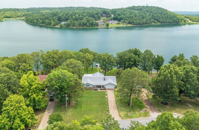 Twilight Lodge on Diamond Lake - Waterfront Home