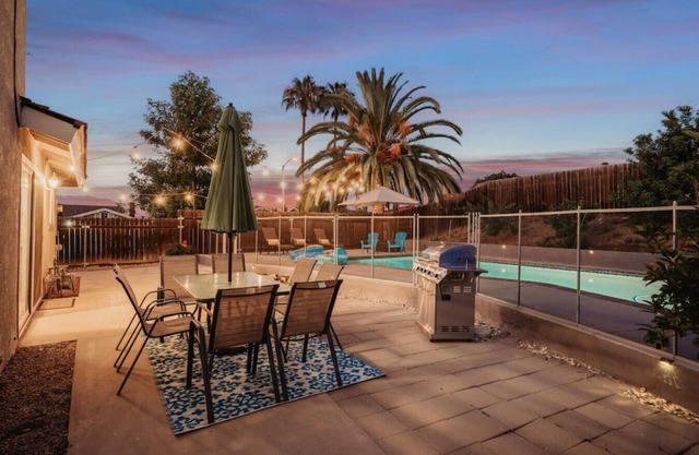 Twilight Paradise: 4 Bedrooms, 2 Bathrooms, Private Pool, Patio Dining for 8, BBQ, and a One-of-a-Kind Indoor Fireplace.