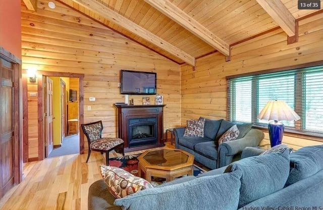 Twin B - Cozy 2-bedroom cabin in marvelous Halcottsville with WiFi, AC