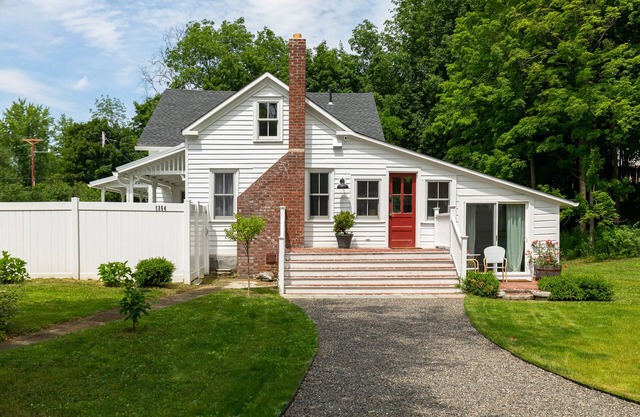Twin Cedar Pond: Lovely Farmhouse w/ Indoor Pool