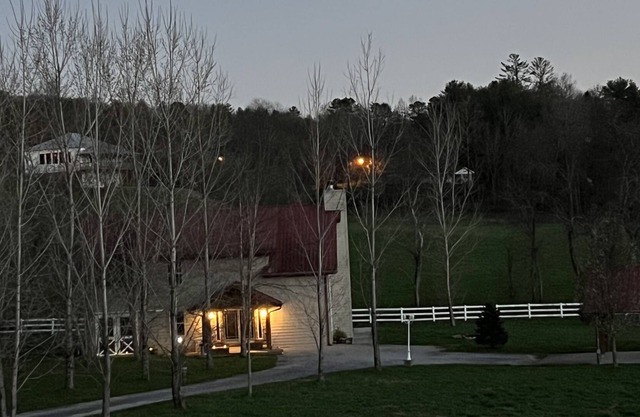 TWIN CREEKS, GETAWAY IN THE MOUNTAINS