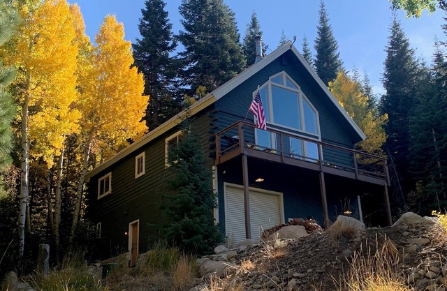 Twin Lakes Hideaway- Explore twin lakes fishing, hiking, kayaking and much more!