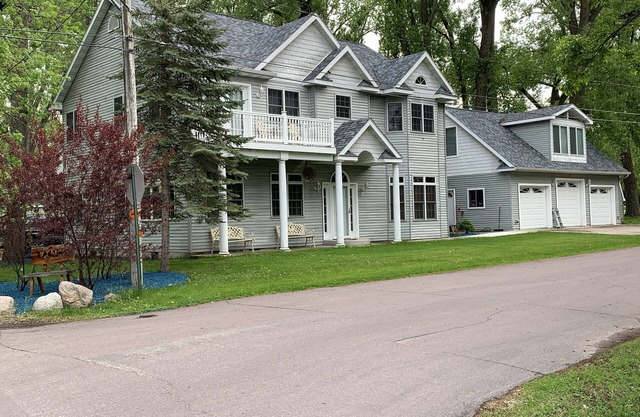 Twin Lakes: Tetonka and Sakatah Dock, Kayaks, Lakeside Firepit.