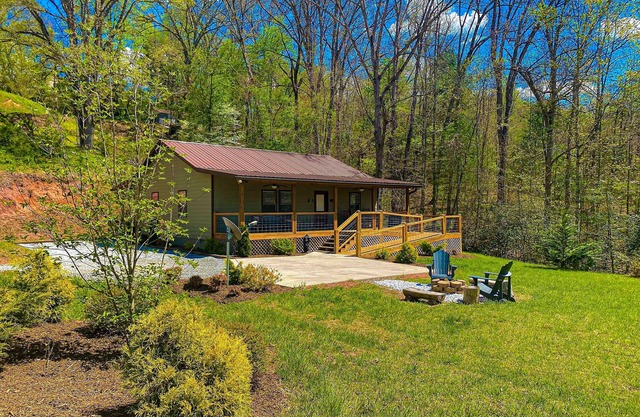 Twin Oaks: Close to Town! Mtn Views! Hot Tub!