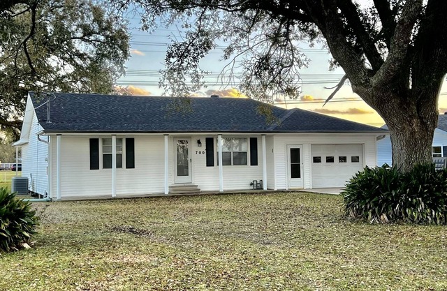 Twin Oaks Cozy Getaway in Lake Charles