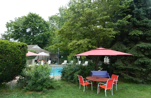 Twin Oaks Motel
