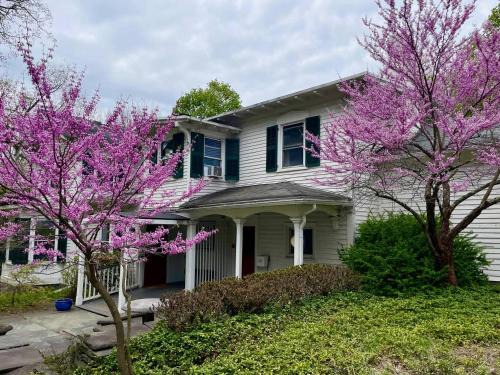 Twin Oaks Near Lake Wallenpaupack Historic Home