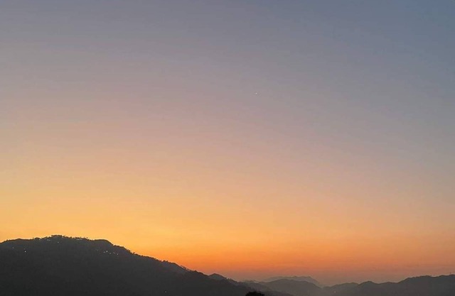 Twin Oaks Kasauli chowk The valley view Sun rise on your bed.
