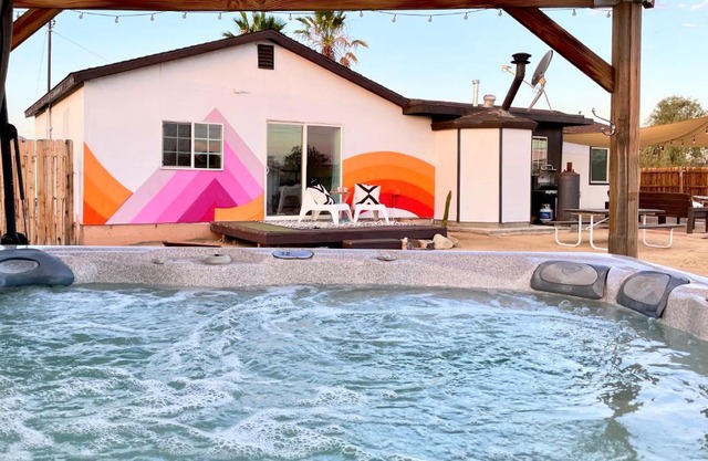 Twin Palms Desert Getaway - Jacuzzi, Fire pit, Meditation room & more