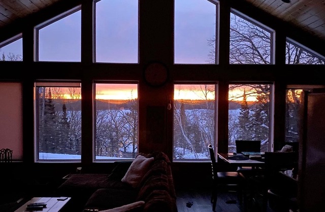 Twin Peaks Retreat- Cozy all-season cottage at beautiful Big Whiteshell Lake!