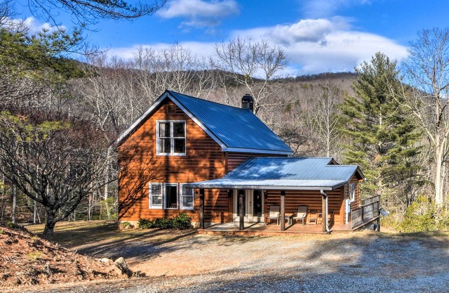 ‘Twin Pines Hill House’ - Fire Pit & Mountain View