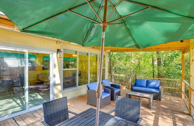 Twin Pines Lakehouse: Scenic waterfront family retreat! Nature, Fishing, Kayaks!