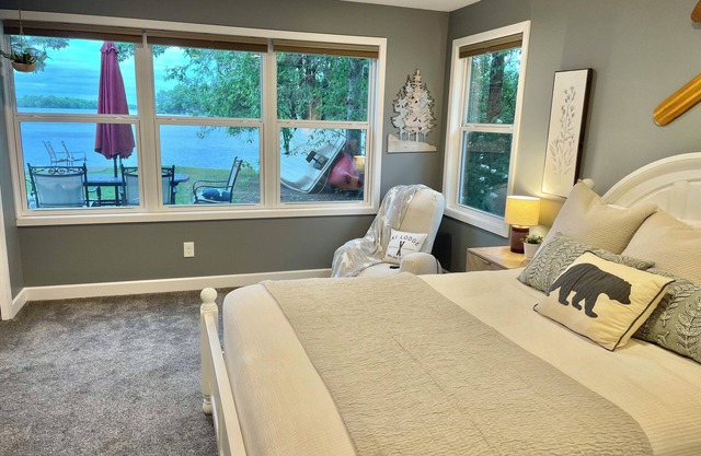 Twin Pines Retreat. Single level 1bd/1ba, lakefront