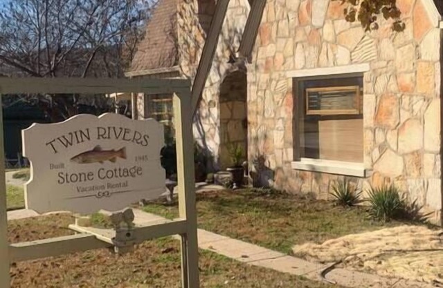 Twin River Stone Cottage - 7 BR/Sleeps 20