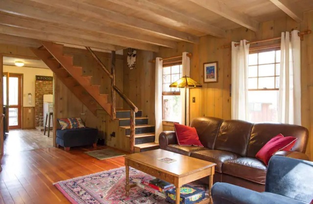 Twin Rock Tree House - Vintage Cabin