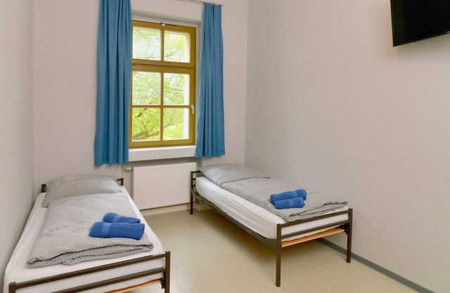 Zweibettzimmer (Gemeinschaftsdusche/WC/Waschb. auf Etage) 15 - Hostel in Guben
