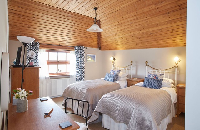 Zweibettzimmer-Nasszelle-Blick auf die Landschaft-Disabled Access