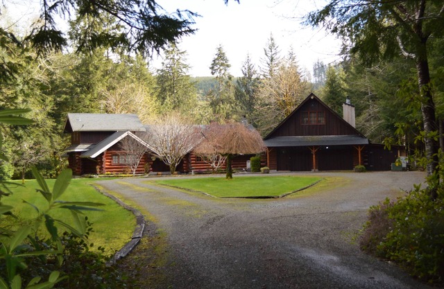 Zwei schöne Blockhütten neben dem Sol Duc River!