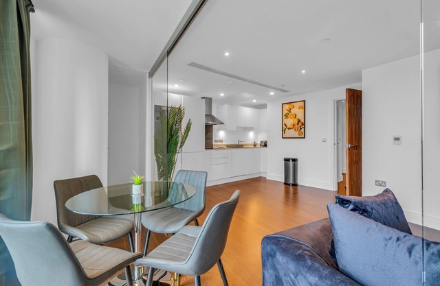 Two Bed Apartment in Talisman & Duckman Tower Canary Wharf