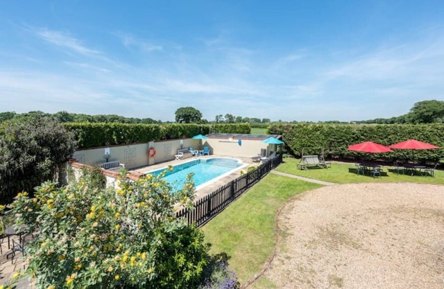 Two Bed Cottage - Shared Pool