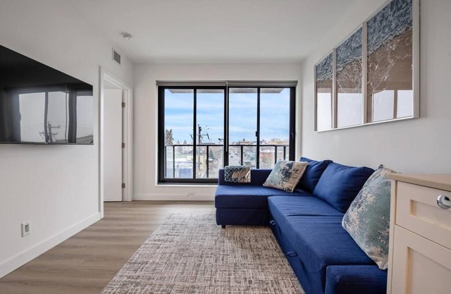 Two Bed Downtown Unit With Parking