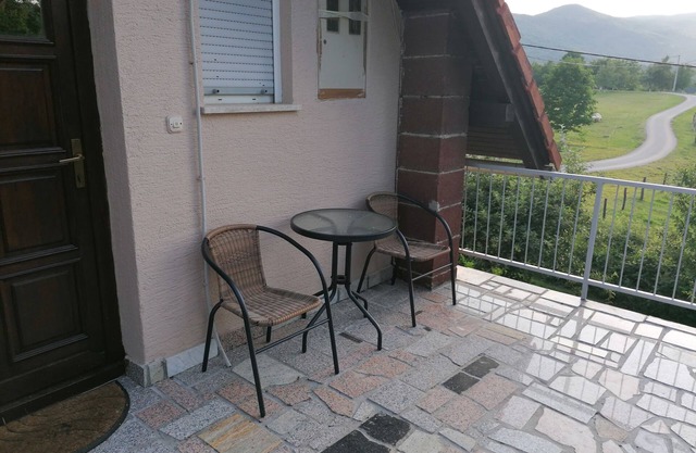2-Zimmer-Ferienwohnung mit Terrasse Smoljanac, Plitvice (A-14979-a)