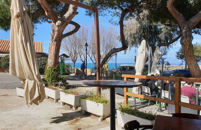 Apartment mit zwei Schlafzimmern, privater Garten, 15 Minuten zu Fuß zum Strand durch Wald