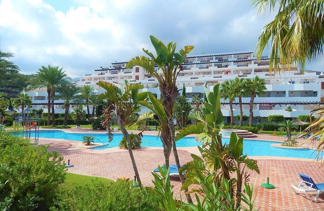 Two Bedroom Apartment, Great Location, Large Pool, 400m to Beach, Bars & Food