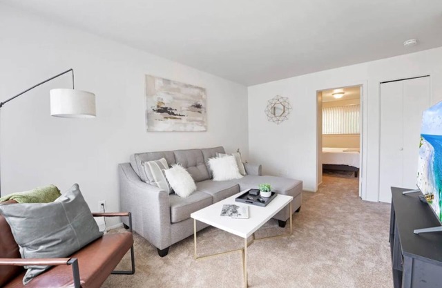 Two bedroom apartment - Near parks and Detroit River!