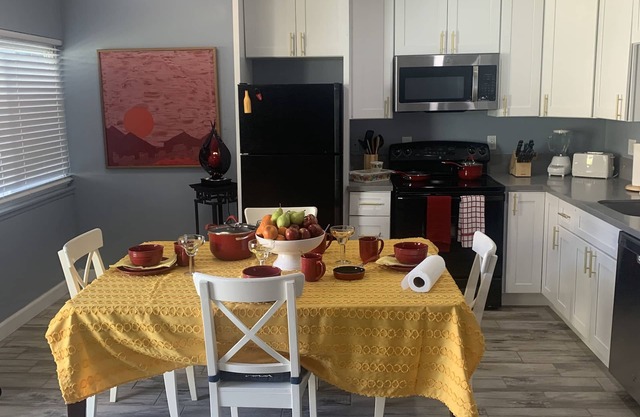 Two Bedroom Apartment close to Arts District and Strip
