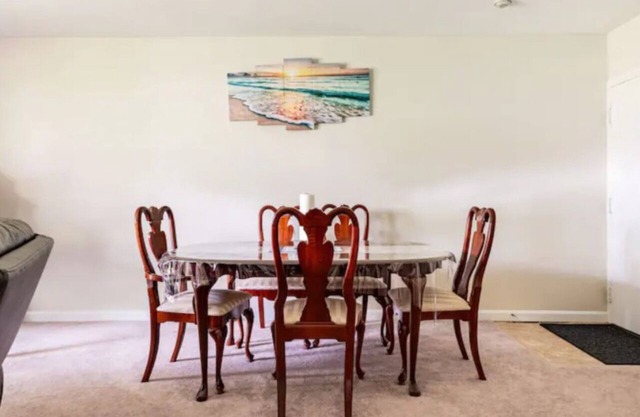 Two-bedroom apartment with AC and WIFI in the delightful neighborhood of Norwood