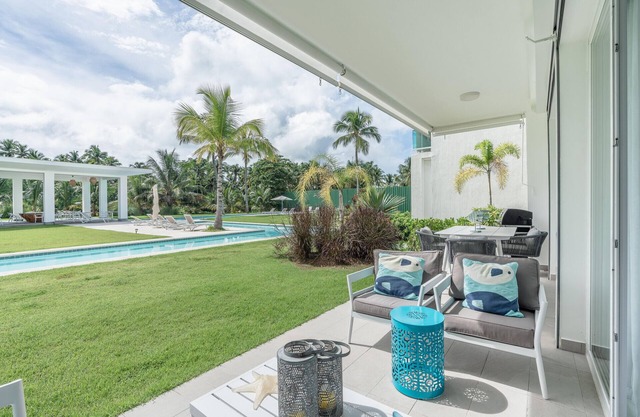 Two-bedroom apt with pool view/bbq in Lake view