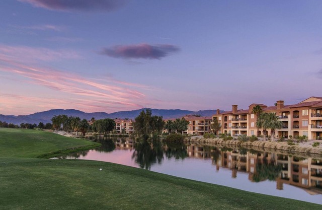 Zwei Schlafzimmer im wunderschönen Marriott's Shadow Ridge in Palm Desert. Buchen Sie jetzt!
