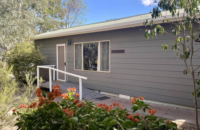 Two-Bedroom Bungalow - Self Contained, Two Bedroom Bungalow with 1 Queen, 1 Double/Single Bunk Bed & 1 Single, Private Backyard