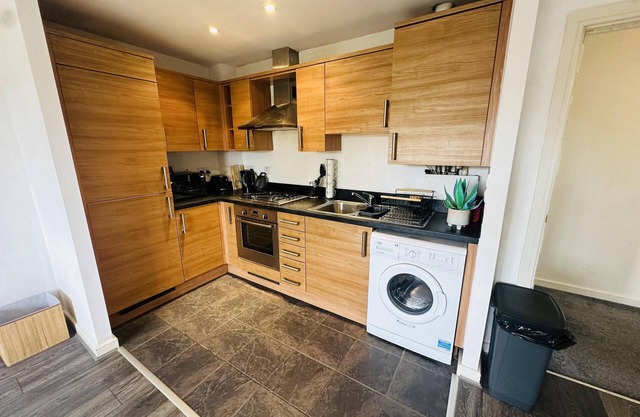 Two bedroom Chic Apart,Heathrow with WiFi & Sky tv